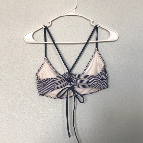 Cross-back bathing suit top - Picture 2 of 3